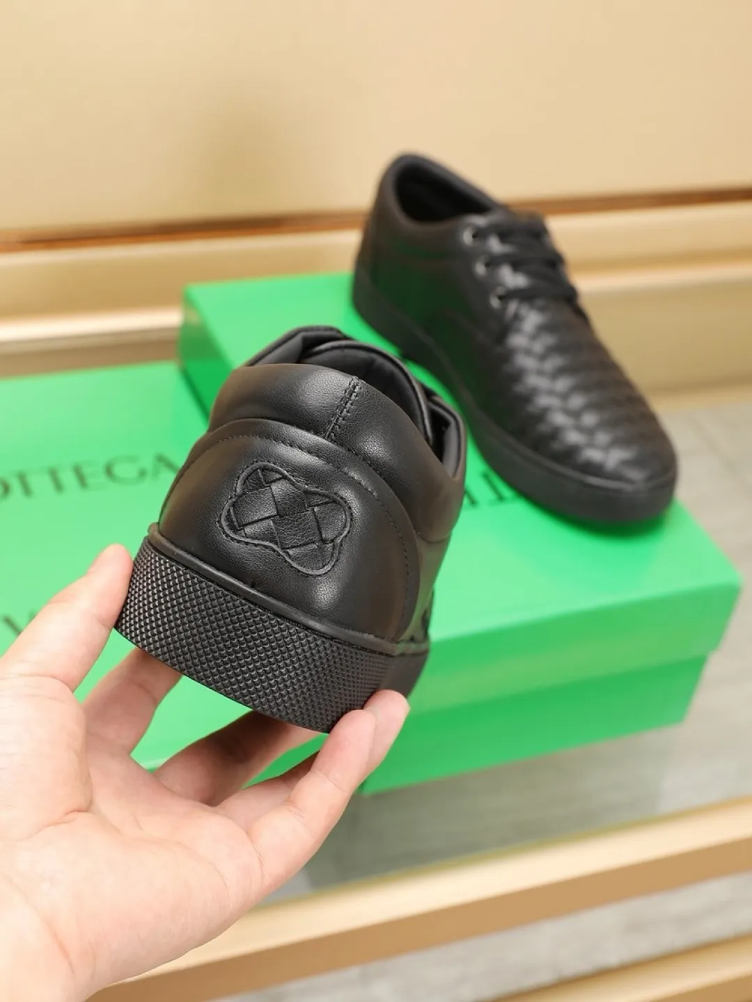 Men's Men's Shoes💰P 500💰【BV】Classic Casual Shoes🔍Winning the world's recognized top brand with details and creativity, the details highlight traditional hand stitching. The upper is made of original first-layer cowhide woven surface, and the cowhide lining is environmentally friendly. ♻️Does not fade. 💪Sole: Rubber original outsole specially provided by the original factory. ⚠Can be entered and exited at will. Welcome to compare. ⚠Number of sizes: 38-45 (customized in 45)